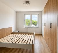 Schlafzimmer in einer 3-Zimmer-Wohnung mit Holzboden und Einbauschrank.