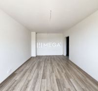 Geräumiges Zimmer mit Holzboden in einer 2-Zimmer-Wohnung.