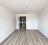 2-Zimmer-Wohnung mit Holzboden und offenen Türen.