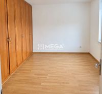 Schlafzimmer in einer 2-Zimmer-Wohnung mit Holzboden und Einbauschränken.
