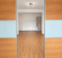 Innenraum einer 2-Zimmer-Wohnung mit Türen und Boden in Holzdekor.