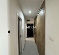 Der Flur in der 3-Zimmer-Wohnung mit weißen Wänden und einem Boden in Holzoptik.
