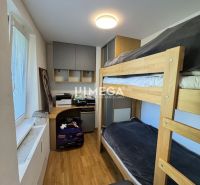Etagenbett, Schreibtisch und Boden mit Holzdekor in einer 3-Zimmer-Wohnung.