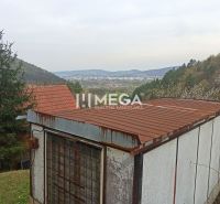 Blick auf die Stadt Humenné von den Gärten in Humenné mit einem Einfamilienhaus im Vordergrund.