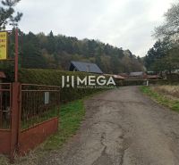 Ein Weg, der zu den Gärten in Humenné führt, gesäumt von Bäumen und Zäunen mit einem Betreten-Verboten-Schild.