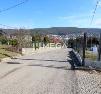 Majakovského Straße in Humenné, Blick auf Grundstücke - Wohnen mit Panorama der Stadt und Hügel.