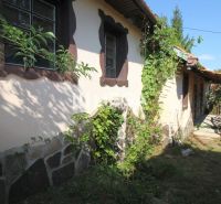 Ein Einfamilienhaus in der Kudlovská-Straße in Humenné mit Steinverkleidungen und Kletterpflanzen.