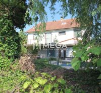 Einfamilienhaus in der Kudlovska-Straße in Humenné mit üppigem Grün und Pool.