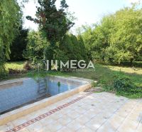 Der Garten eines Einfamilienhauses in der Kudlovská Straße in Humenné mit einem leeren Pool und Fliesen.