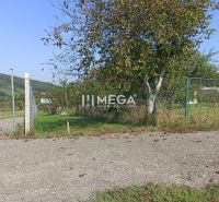 Grundstücke zum Wohnen in der Straße in Humenné mit Grasbewuchs und Bäumen.