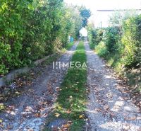 Der Weg zwischen den Bäumen auf dem Grundstück zum Wohnen in Humenné in der Straße Humenné.