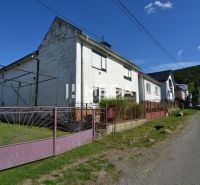 Ein Einfamilienhaus in der Straße in Hažín nad Cirochou mit Garten und Tor.