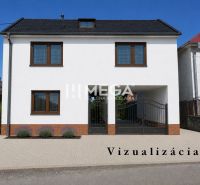 Einfamilienhaus in Hažín nad Cirochou in der Straße Hažín nad Cirochou mit einem Tor im Hof.