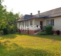 Ein Einfamilienhaus in Vyšné Ladičkovce in der Straße Vyšné Ladičkovce mit einem grasbewachsenen Hof und Bäumen.