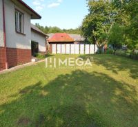 Ein Einfamilienhaus in Vyšné Ladičkovce in der Straße Vyšné Ladičkovce mit einem geräumigen Garten und Bäumen.