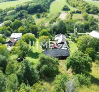 Luftaufnahme von Einfamilienhäusern, umgeben von Grün in Vyšné Ladičkovce.