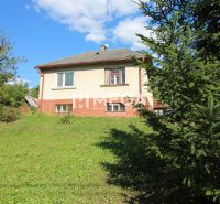 Ein Einfamilienhaus in Vyšné Ladičkovce, umgeben von Grün auf einer ruhigen Straße.