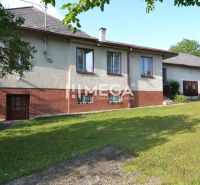 Einfamilienhaus im Dorf Vyšné Ladičkovce in der Straße Vyšné Ladičkovce, mit einem Ziegelsockel und Garten.