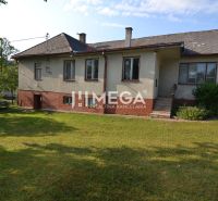 Ein Einfamilienhaus in Vyšné Ladičkovce in der Straße Vyšné Ladičkovce mit einem großen grünen Garten.