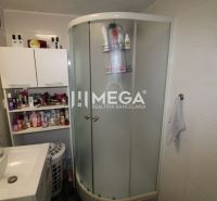 Badezimmer in einer 3-Zimmer-Wohnung mit Duschkabine, Spiegel und Stauraum.