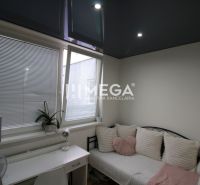 Gemütliche Ecke mit weißen Kissen und Schreibtisch in einer 3-Zimmer-Wohnung.
