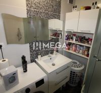 Kúpeľňa v 3-izbovom byte s umývadlom, pračkou a úložným priestorom.

Badezimmer in einer 3-Zimmer-Wohnung mit Waschbecken, Waschmaschine und Stauraum.