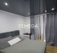 Schlafzimmer mit Bett, moderner Beleuchtung und Boden mit Holzdekor.
