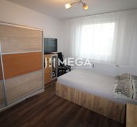 Schlafzimmer in einer 3-Zimmer-Wohnung mit Schiebetürenschrank und Boden in Holzoptik.