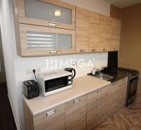 Küche in einer 3-Zimmer-Wohnung mit Holzdekor und Geräten.