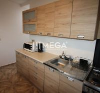 Küche in einer 3-Zimmer-Wohnung mit Holzboden und hellen Schränken.
