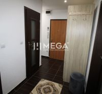 Der Flur in einer 3-Zimmer-Wohnung mit dunklen Türen und Wandhaken.