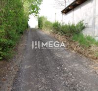 Zugang über Grünflächen zu Wohnbaugrundstücken in der Brestovská-Straße in Humenné.
