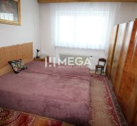 Schlafzimmer im Einfamilienhaus mit Teppichboden, Einbauschrank und Bild über dem Bett.