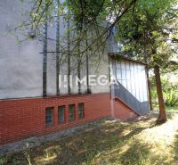 Ein Einfamilienhaus in Humenné im Wohngebiet Poľana mit Ziegelfassade und Garten.