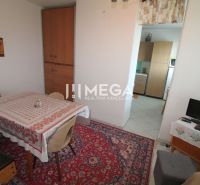 Esszimmer in einem Einfamilienhaus mit Teppich, Tisch und Küchenzeile.