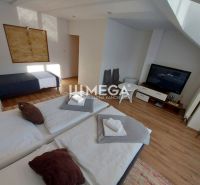 Zimmer in Hotels und Pensionen mit Betten, Holzboden und Fernseher.