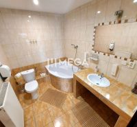 Badezimmer in Hotels und Pensionen mit Badewanne, Toilette und großem Spiegel.