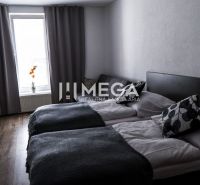 Ein Hotelzimmer mit zwei Betten, Dekorationen und einem Holzboden.