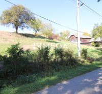 Grundstücke für Wohnzwecke in Vyšné Ladičkovce, umgeben von Grünflächen und Bäumen in der Straße Vyšné Ladičkovce.