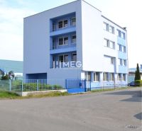 Das Bürogebäude in der Poľná-Straße in Humenné mit blauer Fassade und Zaun.