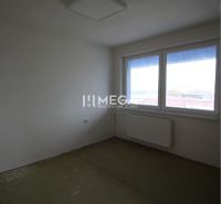 Weißer Raum mit Fenster und Heizkörper, leer ohne Möbel, Büros.