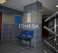 Im Eingangsbereich der Büros befinden sich zwei blaue Stühle, eine Treppe und geflieste Wände.