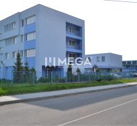 Das Gebäude in der Poľná-Straße in Humenné, wo sich Büros befinden, ist von Parkplätzen umgeben.
