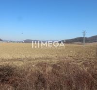 Landwirtschaftliche und forstwirtschaftliche Grundstücke in Lackovce, Lackovce mit Blick auf die umliegende Natur und die Hügel.