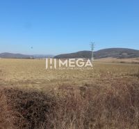 Landwirtschaftliche und forstwirtschaftliche Flächen in der Umgebung von Lackovce bieten einen Blick auf die Natur und die Hügel.