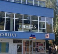 Gemischtwarenladen am Freiheitsplatz in Humenné mit einem Büroaufbau.