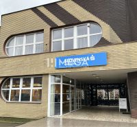 Das Äußere der Büros in der Hauptstraße in Stropkov mit dominierenden runden Fenstern.