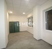 Gewerberäume mit Fliesen, großen Fenstern und heller Decke.