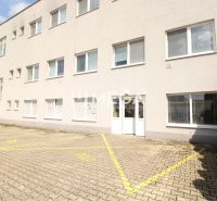 Gewerbeflächen in der Tolstého-Straße in Humenné mit Parkplätzen und weißer Fassade.
