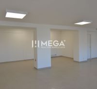 Gewerbeflächen mit weißen Wänden und Fliesen, Sets von Leuchten an der Decke.